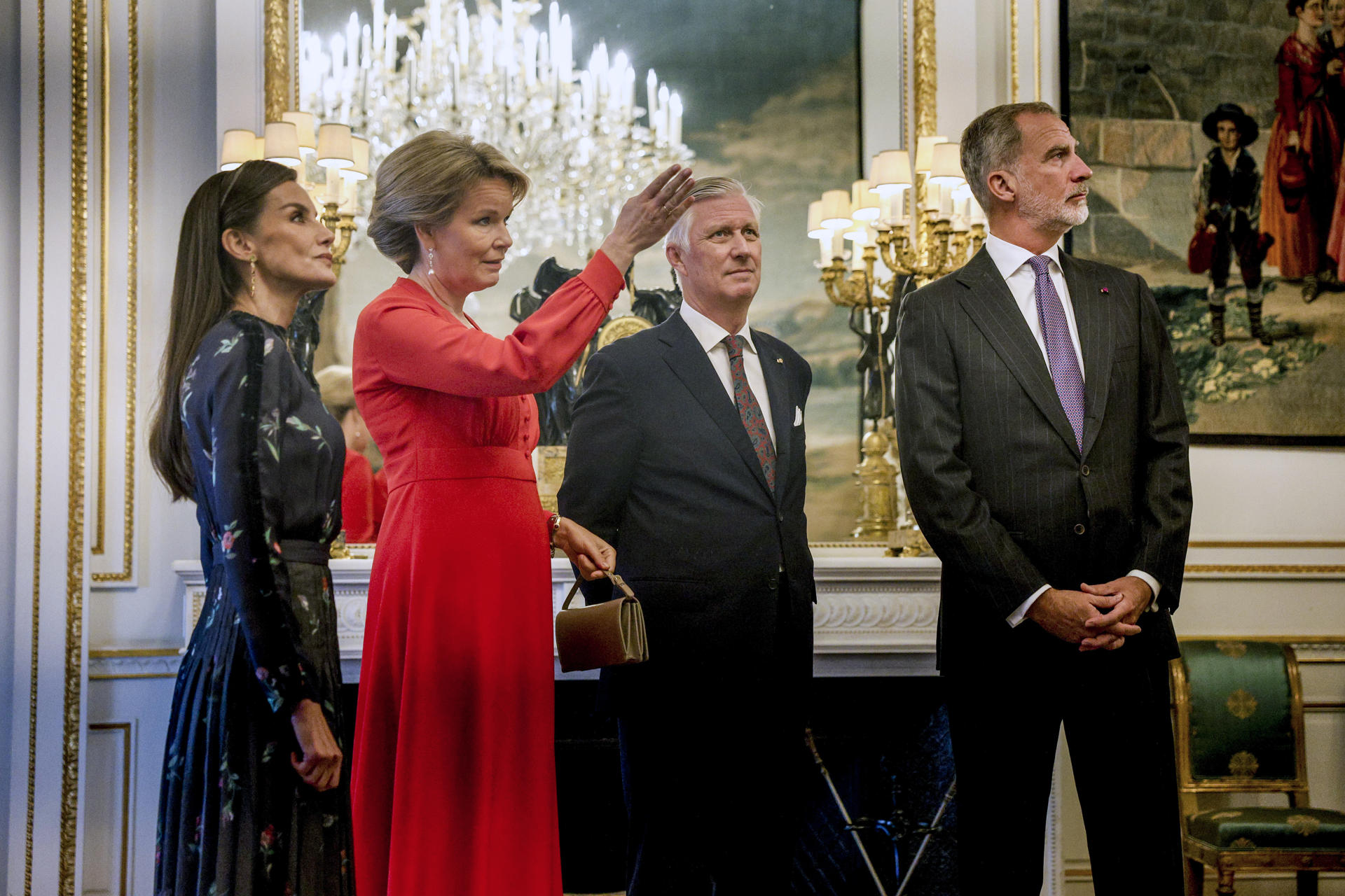 El rey Felipe VI (d) y la reina Letizia (i) junto al rey Felipe (2d) y la reina Matilde (2i) de Bélgica en el Palacio Real de Bruselas, este martes, durante la visita oficial de los reyes de España a Bélgica. EFE/ Pablo Garrigós

