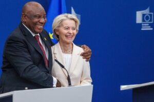 La presidenta de la Comisión Europea, Ursula von der Leyen (dcha), y el presidente sudafricano Matamela Cyril Ramaphosa. EFE/EPA/OLIVIER MATTHYS