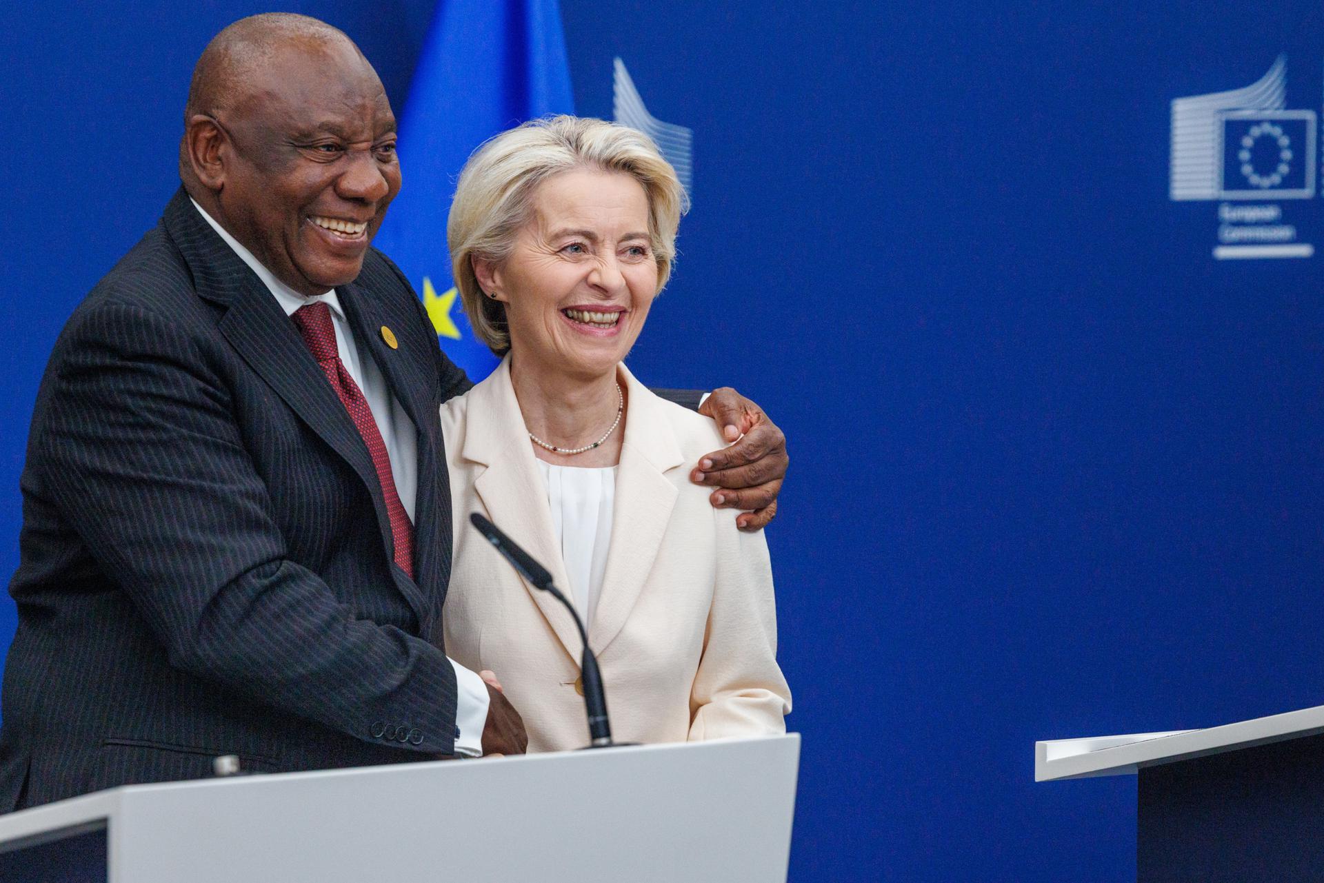 La presidenta de la Comisión Europea, Ursula von der Leyen (dcha), y el presidente sudafricano Matamela Cyril Ramaphosa. EFE/EPA/OLIVIER MATTHYS