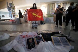 Fotografía de archivo de un grupo de activistas manifestándose en contra de la junta militar birmana.
EFE/EPA/RUNGROJ YONGRIT