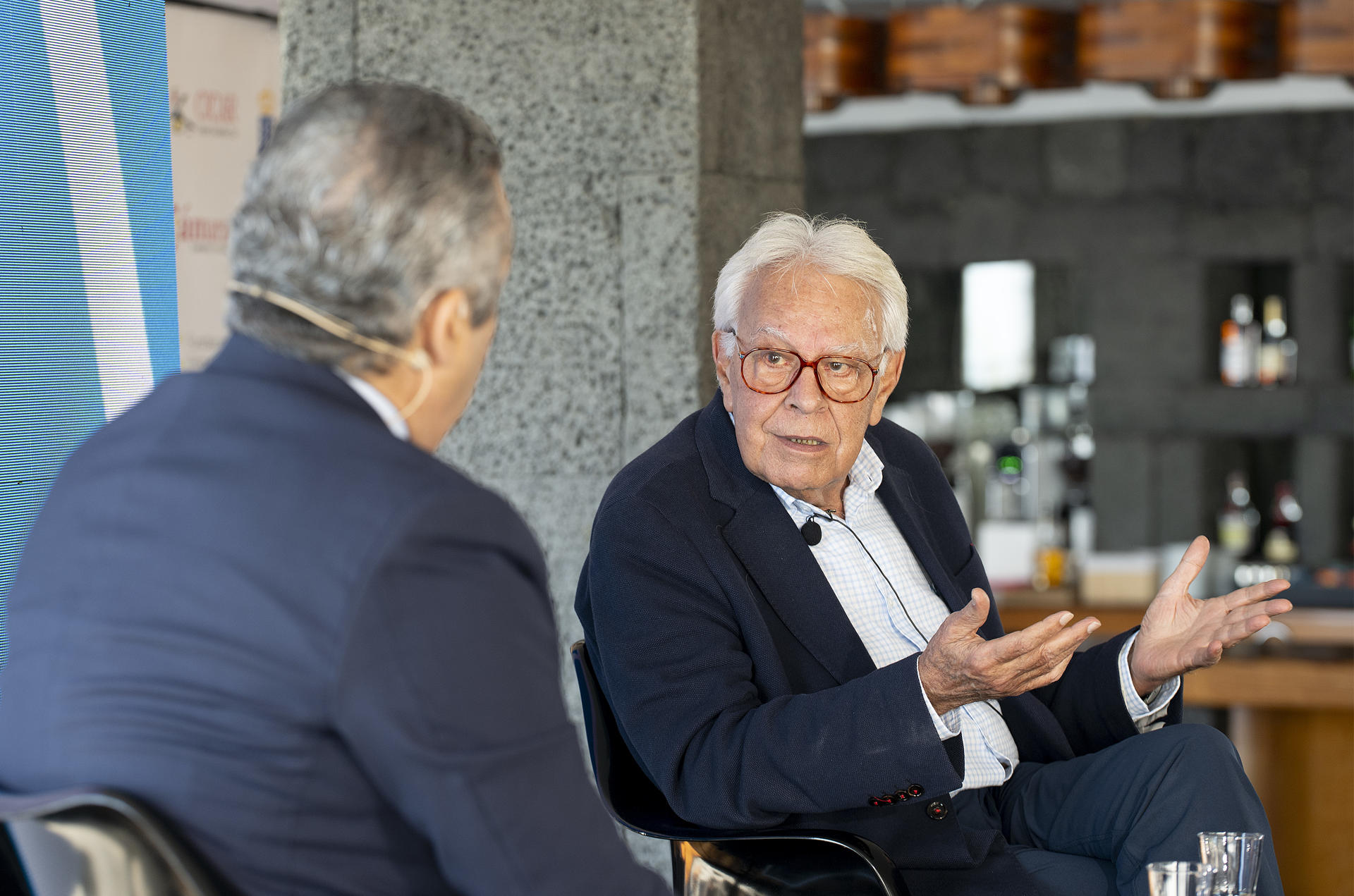 El expresidente del Gobierno Felipe González ha intervenido este viernes en el evento 'Diálogos', de Global Sur Lanzarote, donde ha analizado la actualidad política española e internacional. EFE/Adriel Perdomo