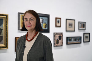 La comisaria de la exposición 'Maruja Mallo: Máscara y compás', Patricia Molins, posa durante la presentación de la exposición en el Museo Reina Sofía en Madrid. EFE/ Fernando Villar