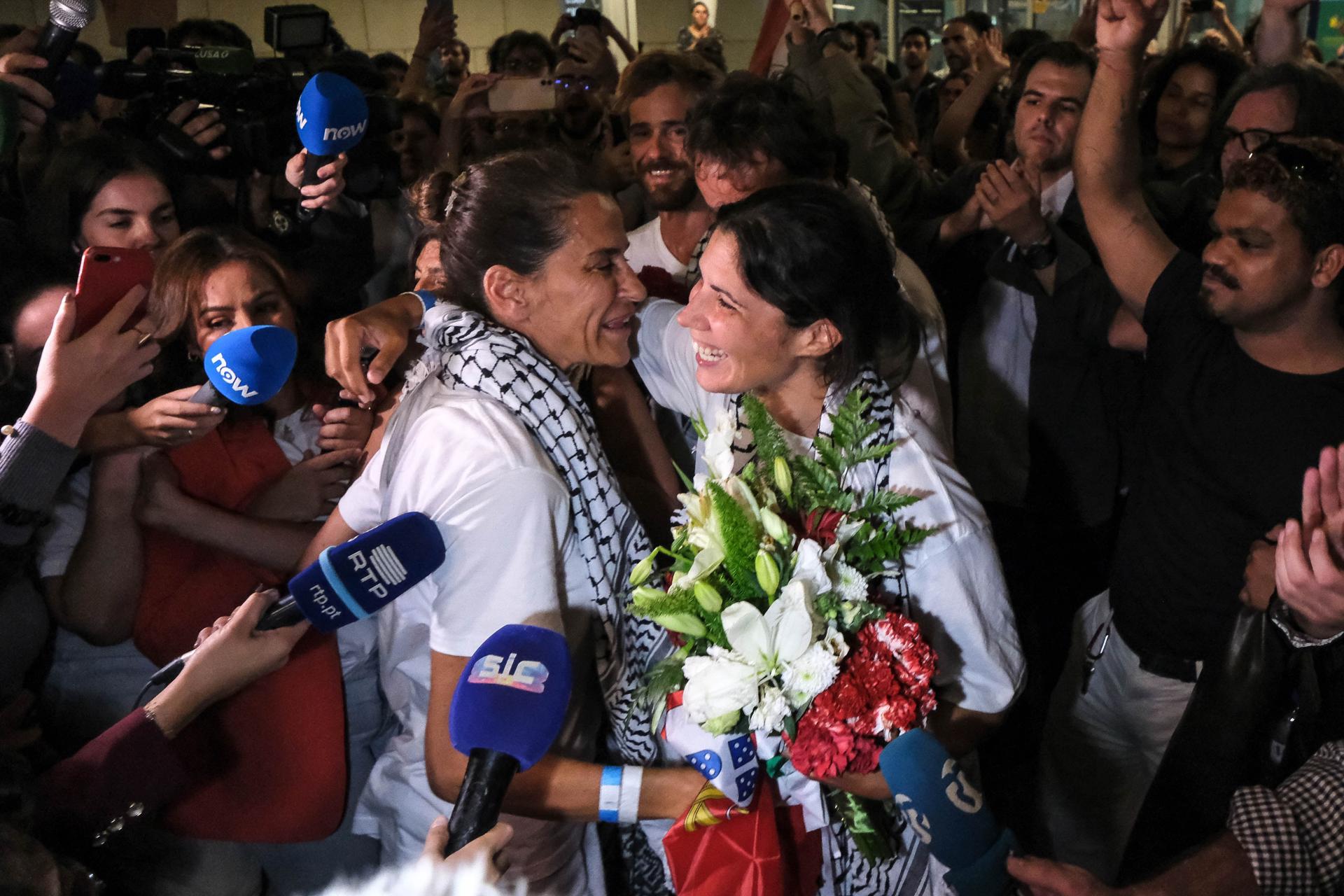 Mariana Mortágua (C-D), Miguel Duarte (C) y Sofia Aparício (C-I), tres de los cuatro ciudadanos portugueses que participaron en la Flotilla Global Sumud y que fueron detenidos en Israel desde el jueves, llegan de regreso al aeropuerto de Lisboa, en Lisboa, Portugal, el 5 de octubre de 2025. EFE/EPA/RUI MINDERICO