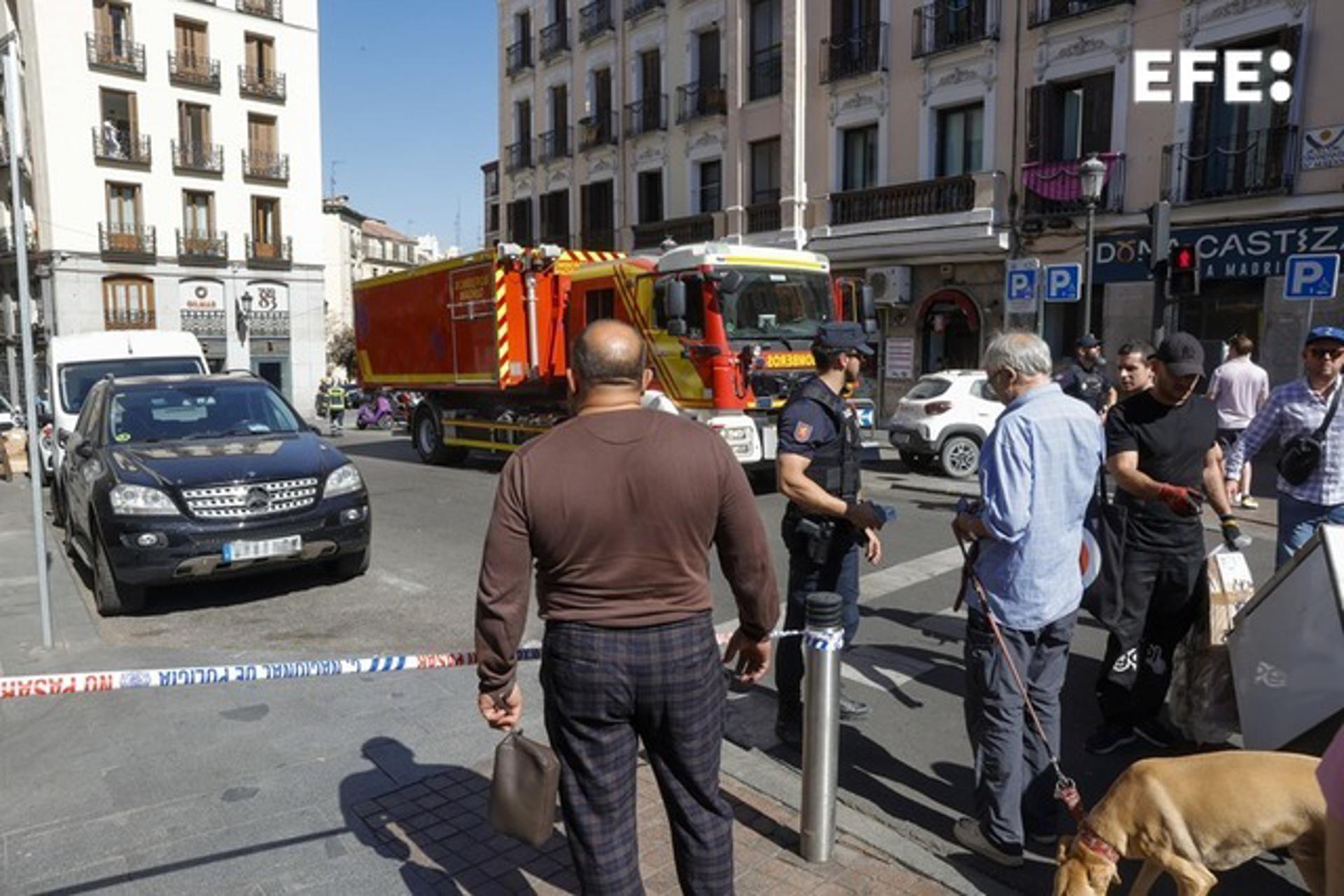 Los guías caninos de la Policía Nacional y drones de la Policía Municipal trabajan para encontrar posibles personas atrapadas por el derrumbe del forjado de un edificio en la calle Hileras de Madrid, en el que, de momento, hay un herido grave y dos de carácter leve, han informado a EFE fuentes policiales. EFE/Zipi
