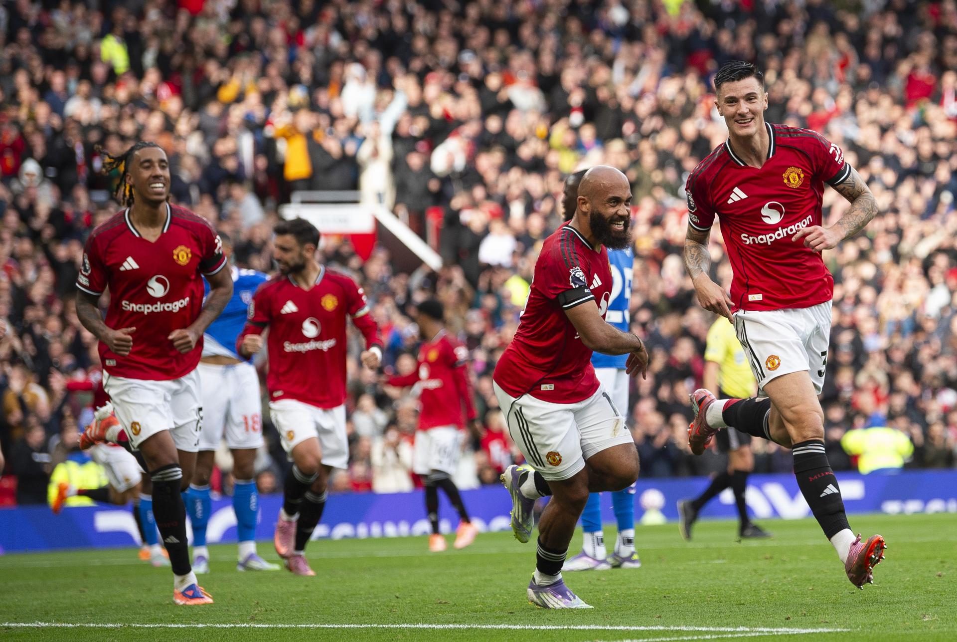 El jugador del United Benjamin Sesko celebra el segundo gol durante el partido de la Premier League que han jugado Manchester United y Sunderland AFC, en Manchester, Reino Unido. EFE/EPA/PETER POWELL
