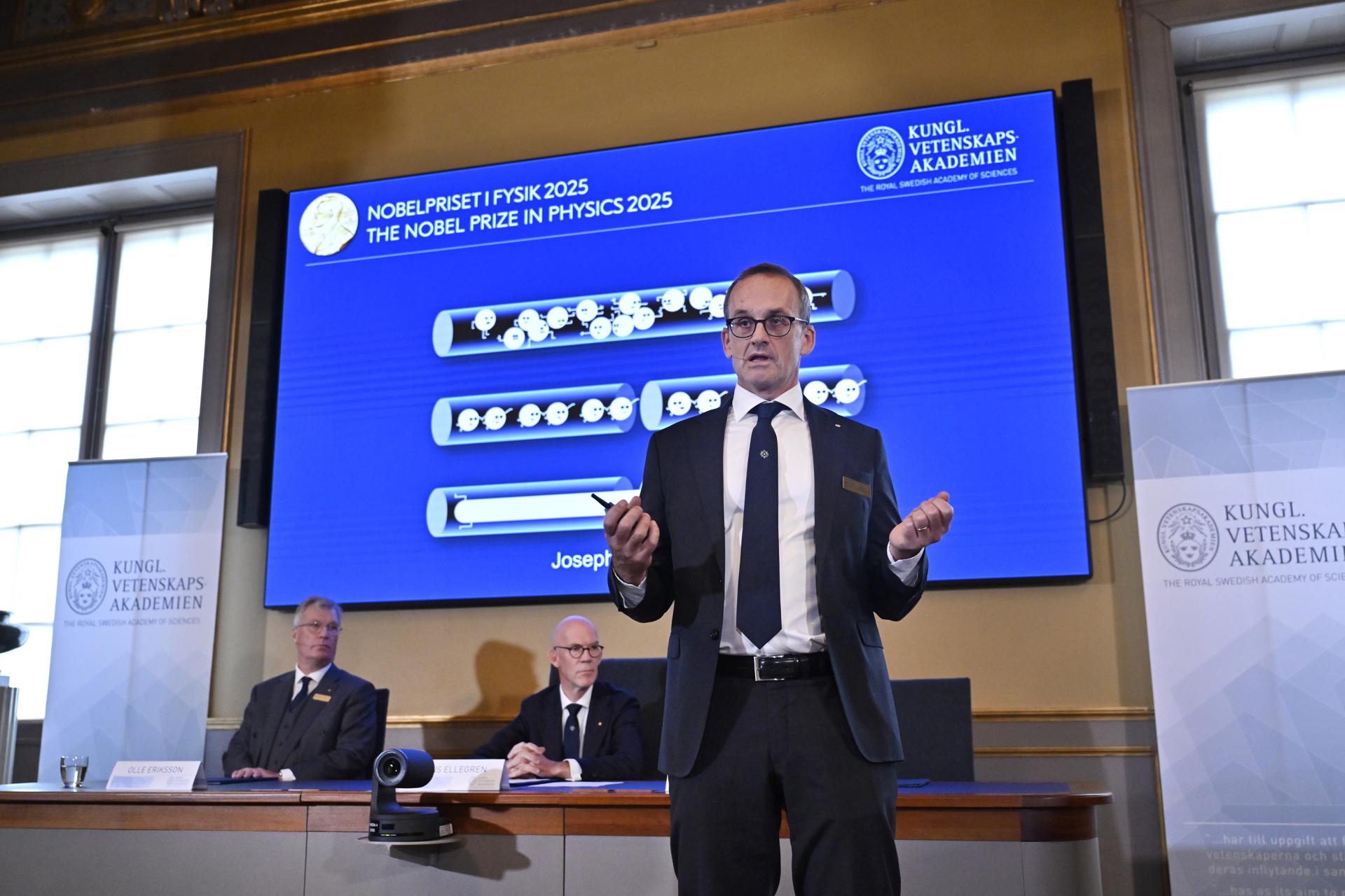 El miembro del Comité de Física de los Nobel Goran Johansson habla durante la rueda de prensa tras el anuncio de los ganadores. EFE/EPA/CHRISTINE OLSSON
