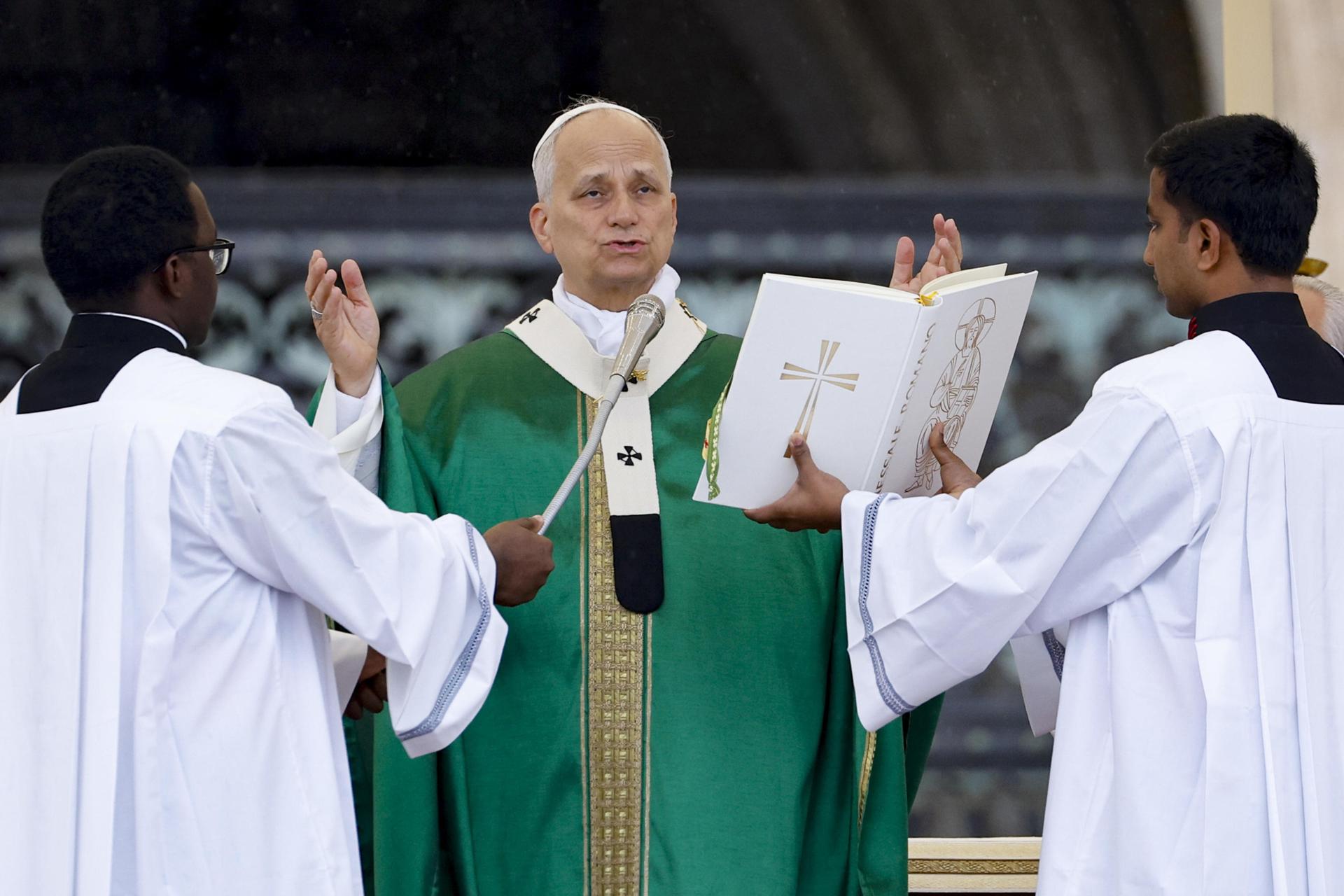 El papa León XIV (c), este domingo durante su homilía con motivo del Jubileo dedicado al mundo misionero y de los migrantes, en la Plaza de San Pedro del Vaticano. EFE/EPA/FABIO FRUSTACI