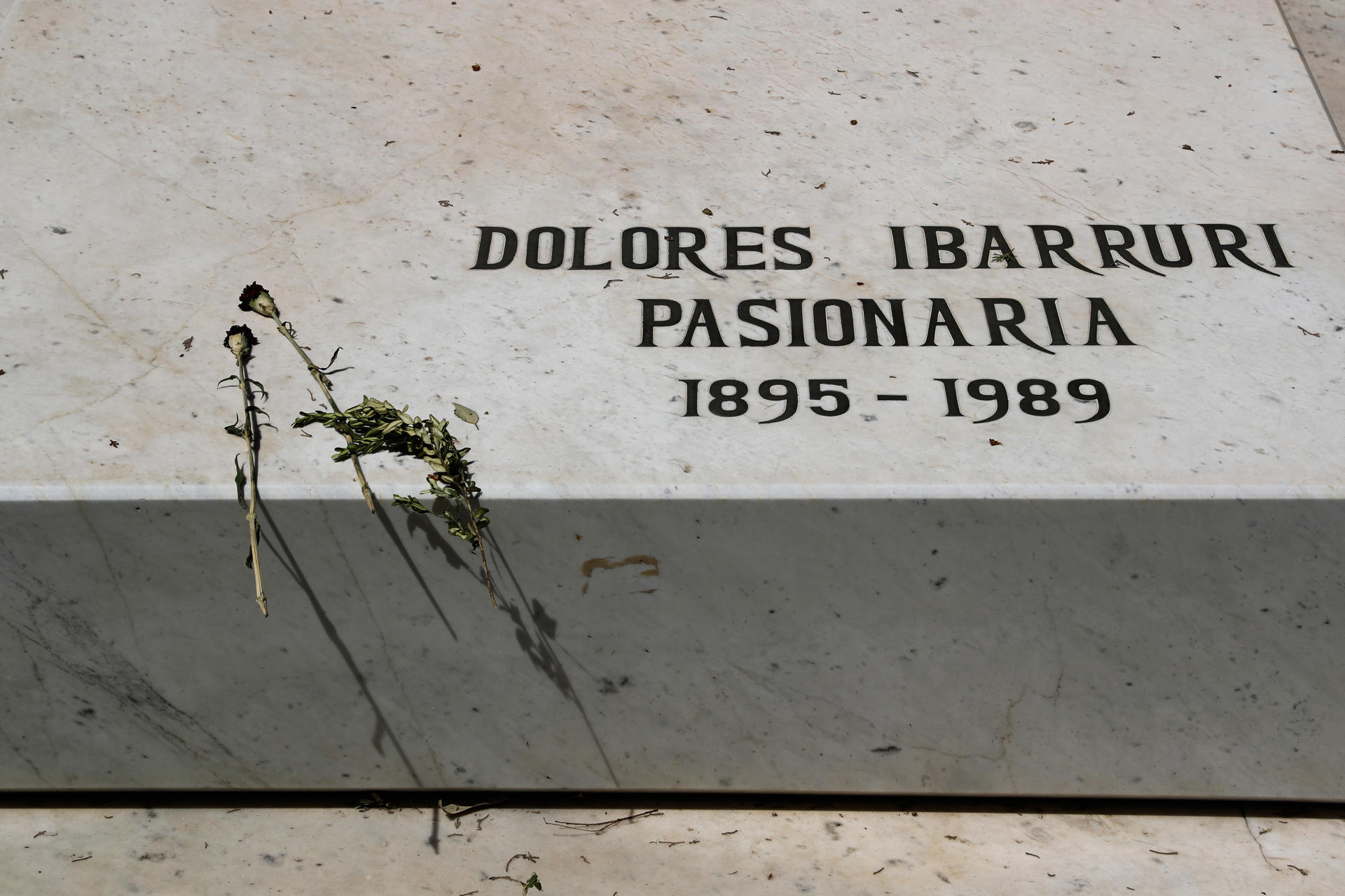 Imagen de archivo (05/08/2022) Detalle de la tumba de Dolores Ibarruri "La Pasionaria", en el cementerio civil de la Almudena, el más grande de la capital y donde reposan multitud de personajes ilustres. EFE/Luis Millán
