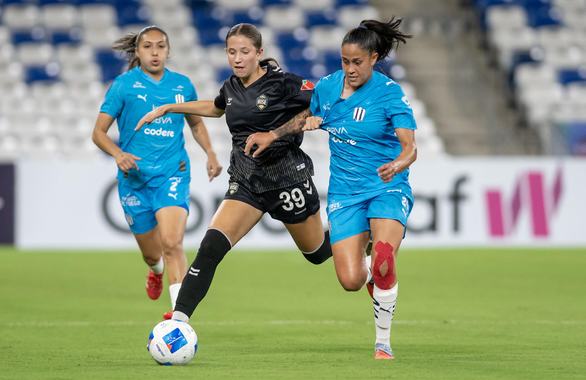 Marcela Restrepo (d) de Monterrey disputa el balón con Lacey Kindel de Vancouver este jueves, en un partido de la Copa de Campeones Concacaf (F) entre Monterrey y Vancouve en el estadio BBVA, en Monterrey (México). EFE/ Miguel Sierra
