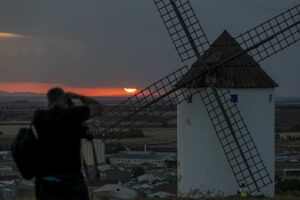 Una persona fotografía el atardecer visto hoy miércoles desde la localidad de Mota del Cuervo, Cuenca, donde a partir de mañana la Aemet anuncia la llegada de lluvias y un cambio de tiempo significativo. EFE / JAVIER BELVER.