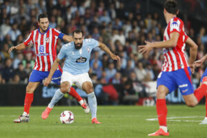 Borja Iglesias protege un balón ante Koke en el Celta-Atlético de la pasada temporada. EFE/Salvador Sas