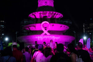 Fotografía de archivo del 19 de octubre de 2023 de personas asistiendo a un acto por el Día Internacional de lucha contra el Cáncer de mama, en el obelisco de la Plaza Francia de Altamira, en Caracas (Venezuela). EFE/ Rayner Peña R