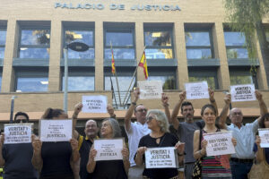 Miembros de la Asociación de Víctimas Mortales de la Dana del 29 de octubre frente a los juzgados de Catarroja en una imagen de archivo. EFE/Raquel Segura