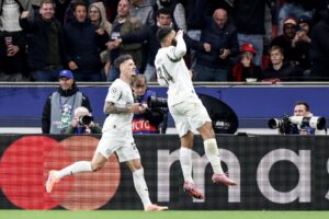 El jugador del PSV Ismael Saibari (d) celebra el 1-1 durante el partido de la UEFA Champions League l que han jugado Bayer Leverkusen y PSV en Leverkusen, Alemania. EFE/EPA/CHRISTOPHER NEUNDORF
