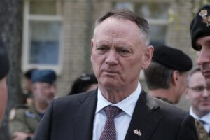 Fotografía de archivo del Ministro de Defensa de Canadá, David McGuinty, en Adazi (Letonia). EFE/Valda Kalnina