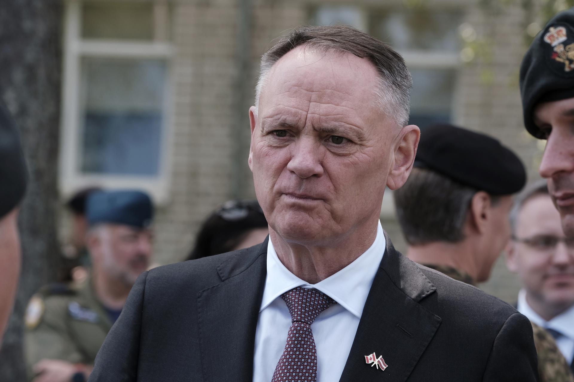 Fotografía de archivo del Ministro de Defensa de Canadá, David McGuinty, en Adazi (Letonia). EFE/Valda Kalnina