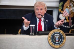 El presidente de EE.UU., Donald Trump- habla en el Comedor de Estado de la Casa Blanca en Washington, DC, EE.UU. EFE/FRANCIS CHUNG