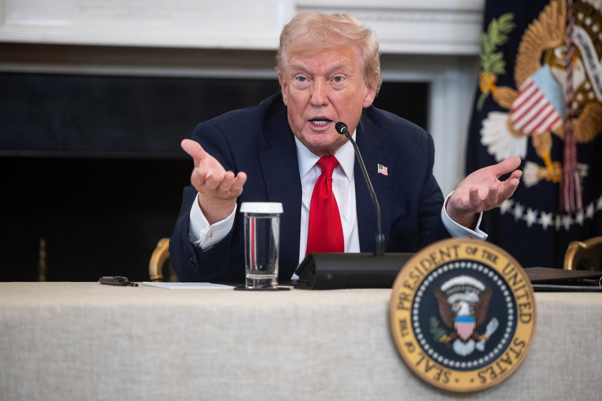 El presidente de EE.UU., Donald Trump- habla en el Comedor de Estado de la Casa Blanca en Washington, DC, EE.UU. EFE/FRANCIS CHUNG