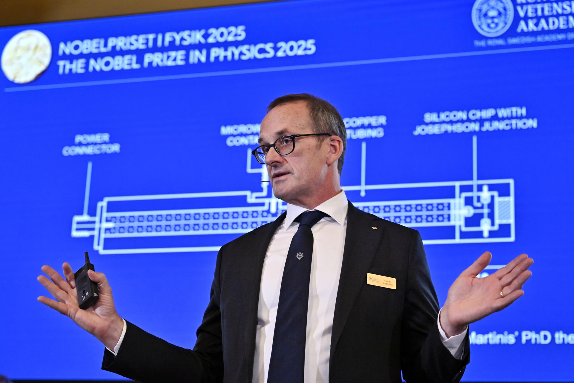 El miembro del Comité de Física de los Nobel Goran Johansson habla durante la rueda de prensa tras el anuncio de los ganadores. EFE/EPA/CHRISTINE OLSSON/TT SWEDEN OUT
