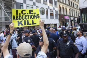 Fotografía de archivo en donde personas protestan en contra de las redadas de la Oficina de Inmigración y Aduanas (ICE). EFE/SARAH YENESEL