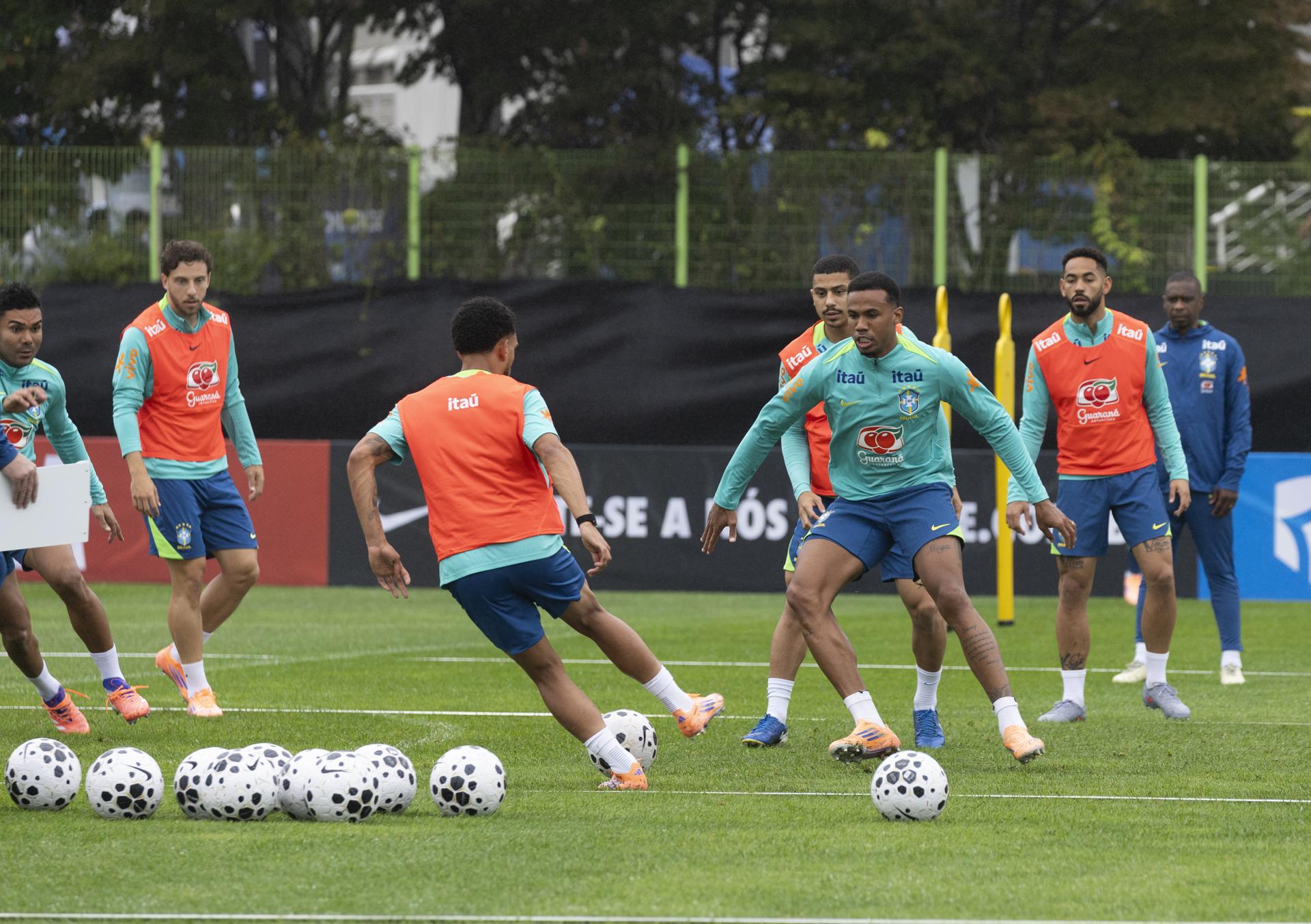 Jugadores de la selección nacional de Brasil en acción durante una sesión de entrenamiento en el Estadio Goyang en Goyang, provincia de Gyeonggi-do, Corea del Sur. Brasil se está preparando para un partido amistoso contra Corea del Sur en el Estadio Mundialista de Sangam en Seúl. EFE/EPA/JEON HEON-KYUN

