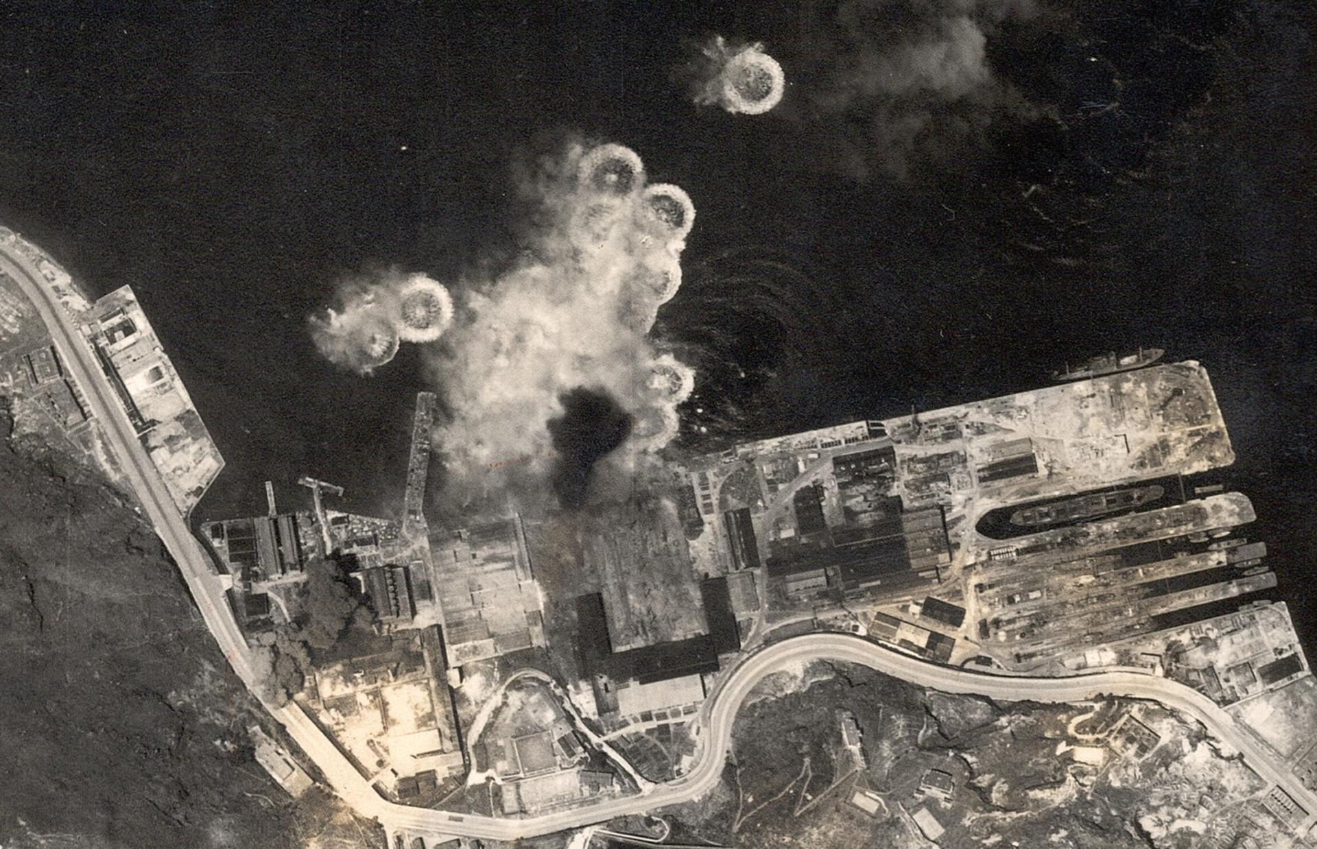 Fotografía aérea cedida por Hong Kong Spatial History Project / Hong Kong Baptist University de bombardeos sobre Hong Kong durante la II Guerra Mundial. EFE/ Hong Kong Spatial History Project / Hong Kong Baptist University /SOLO USO EDITORIAL/ NO VENTAS/ SOLO DISPONIBLE PARA ILUSTRAR LA NOTICIA QUE ACOMPAÑA (CRÉDITO OBLIGATORIO)
