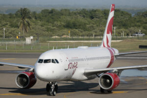 Fotografía de archivo de un avión de la aerolínea Air Canada, en Cartagena (Colombia), durante el vuelo inaugural entre las ciudades de Toronto (Canadá) y Cartagena de Indias. EFE/Ricardo Maldonado