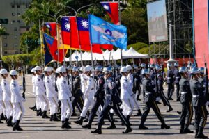 Miembros de la guardia de honor taiwanesa participan en un desfile durante las celebraciones del Día Nacional de Taiwán frente al Palacio Presidencial en Taipéi, Taiwán, el 10 de octubre de 2025. EFE/EPA/RITCHIE B. TONGO