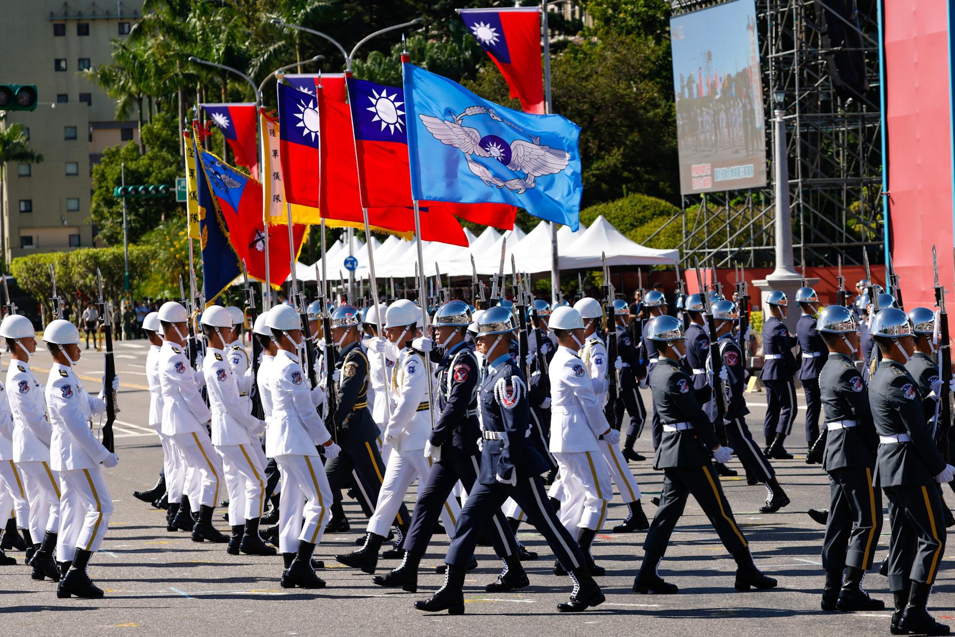 Miembros de la guardia de honor taiwanesa participan en un desfile durante las celebraciones del Día Nacional de Taiwán frente al Palacio Presidencial en Taipéi, Taiwán, el 10 de octubre de 2025. EFE/EPA/RITCHIE B. TONGO