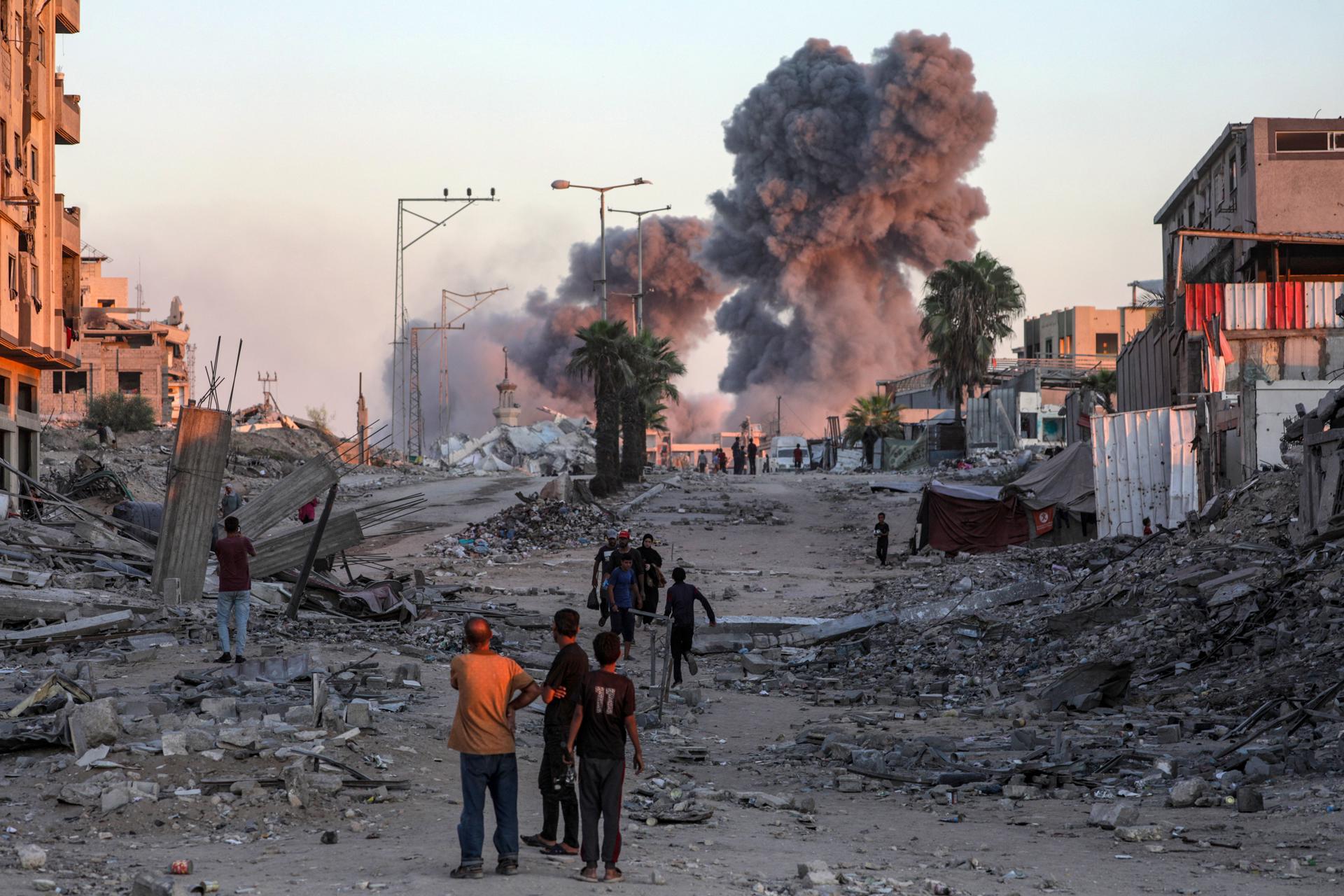 El humo se eleva cerca de la Universidad Islámica tras los ataques aéreos israelíes durante una operación militar en la ciudad de Gaza, en la Franja de Gaza, el 7 de octubre de 2025. EFE/EPA/MOHAMMED SABER