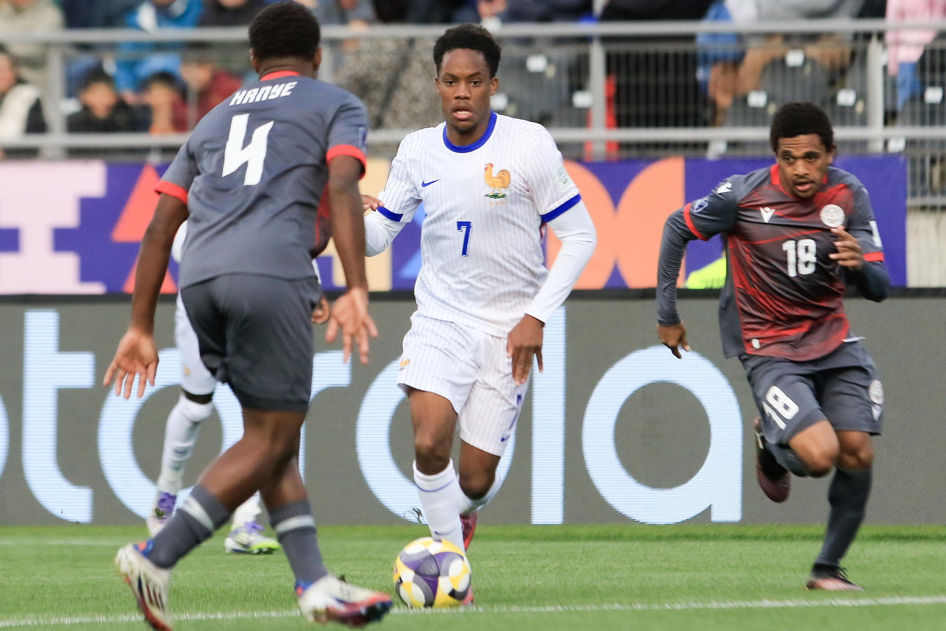 Wadria Hanye (i), de Nueva Caledonia, disputa el balón con Lucas Michal, de Francia, en el Mundial Sub-20 en Talca (Chile). EFE/Benjamín Hernández
