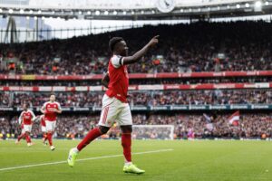El jugador del Arsenal Bukayo Saka elebra el 2-0, de penalti, durante el partido de la Premier League que han jugado Arsenal FC y West Ham United, en Londres, Reino Unido. EFE/EPA/TOLGA AKMEN