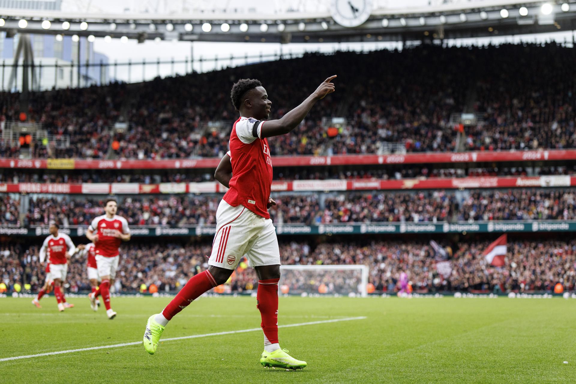 El jugador del Arsenal Bukayo Saka elebra el 2-0, de penalti, durante el partido de la Premier League que han jugado Arsenal FC y West Ham United, en Londres, Reino Unido. EFE/EPA/TOLGA AKMEN
