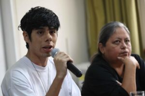 El representante de la Generación Z, Yackov Solano (i), y la abogada y defensora de los derechos humanos María Ysabel Cedano participan en una rueda de prensa este 7 de octubre de 2025, en la Coordinadora Nacional de Derechos Humanos, en Lima (Perú). EFE/ Paolo Aguilar