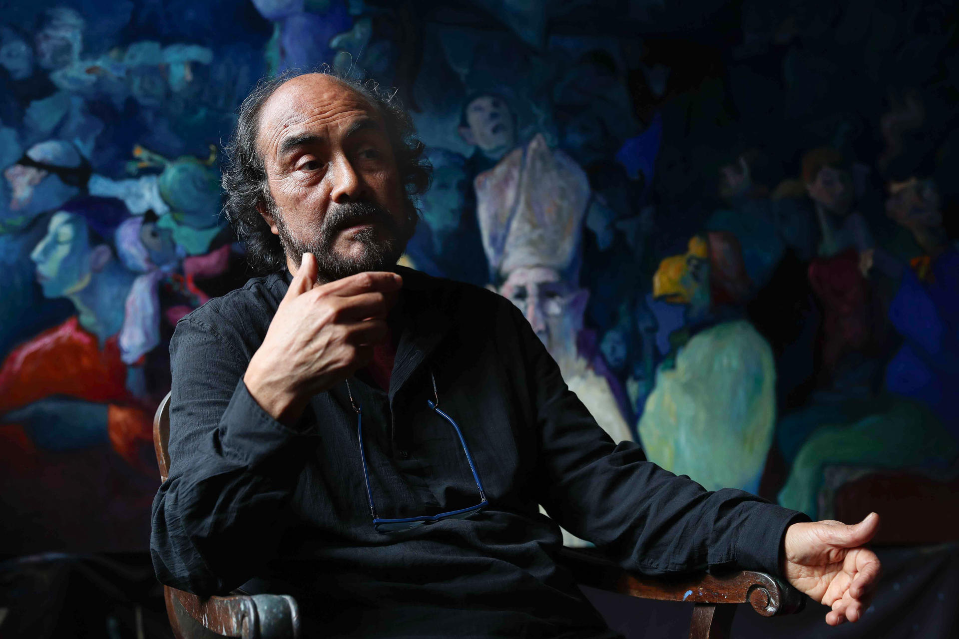 El pintor peruano Alfredo Alcalde habla durante una entrevista con EFE este lunes, en Lima (Perú). Alcalde, pintor peruano, expresionista y monumental, alista su nueva propuesta: Visiones para meditar, una interpretación de gran formato sobre la sociedad y la condición humana construida sobre la metáfora, la ironía y el simbolismo, que expondrá en la Fundación Sebastián, en Ciudad de México. EFE/ Paolo Aguilar
