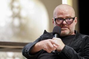 El cocinero británico Heston Blumenthal, durante el acto de inauguración del congreso San Sebastián Gastronomika, el decano de los grandes congresos de gastronomía, celebra su 27 edición en la que rinde homenaje al mar y a la tradición y reúne a grandes 'gurús' de la cocina mundial, entre ellos el peruano Mitsuharu Tsumura y el nuevo triestrellado Aitor Zabala. EFE/Juan Herrero.