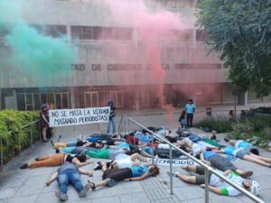 Un grupo de estudiantes de la Facultad de Ciencias de la Información de la Universidad Complutense celebran un acto de protesta contra la ofensiva israelí en Gaza. EFE/ Juliana Leao-Coelho Rego