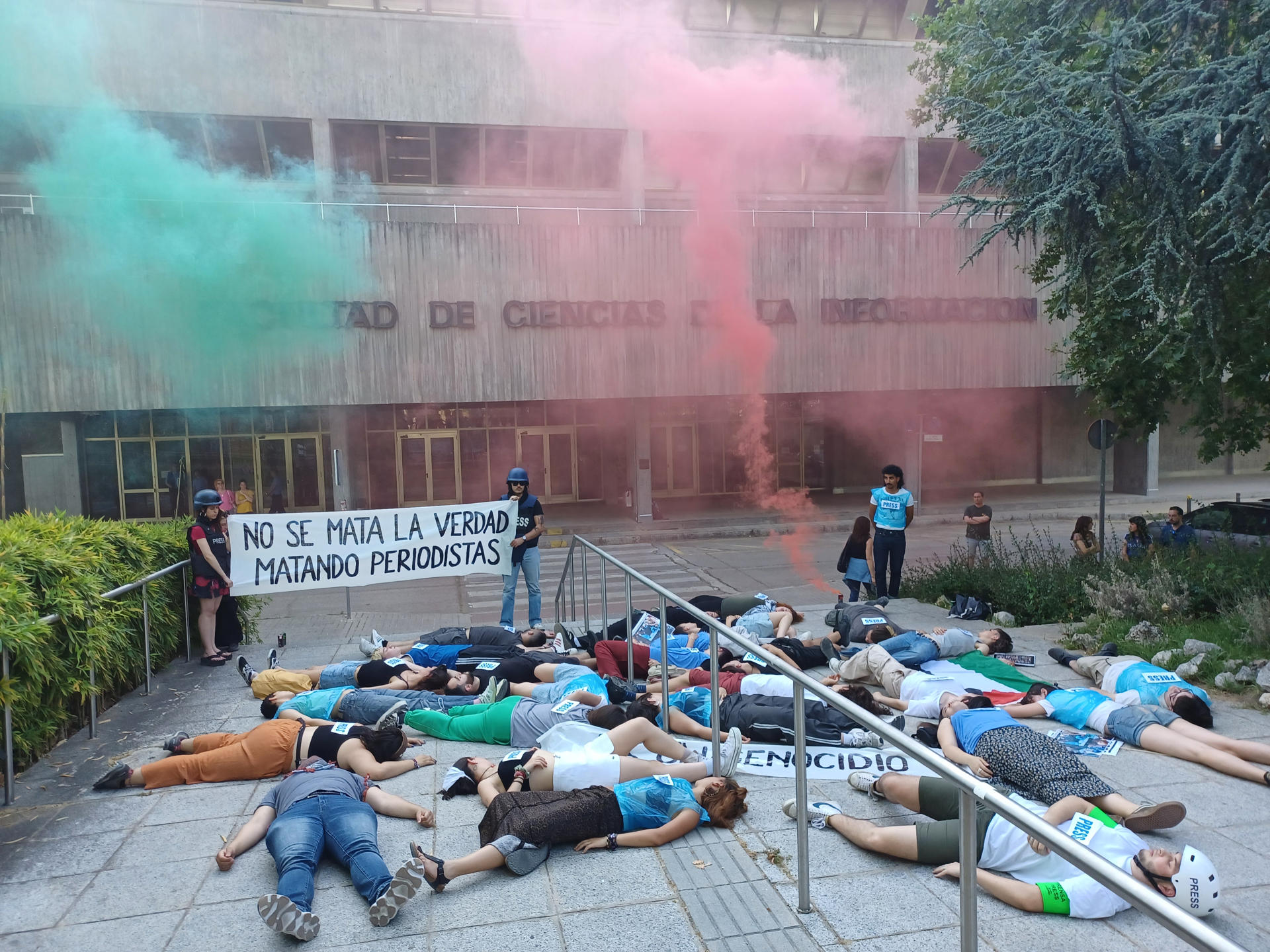 Un grupo de estudiantes de la Facultad de Ciencias de la Información de la Universidad Complutense celebran un acto de protesta contra la ofensiva israelí en Gaza. EFE/ Juliana Leao-Coelho Rego