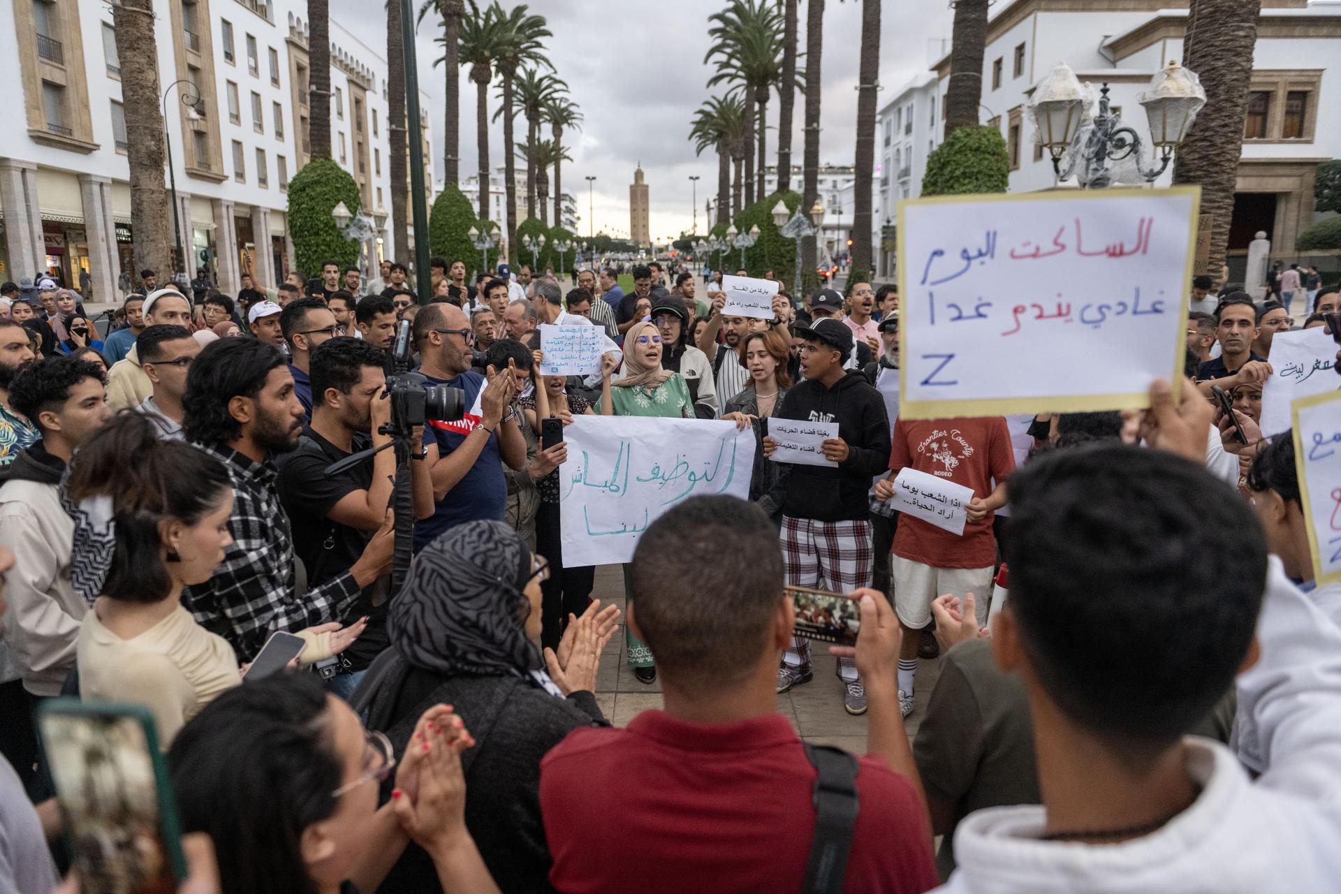 Cientos de manifestantes fueron captados este jueves, 9 de octubre, durante una protesta organizada por el colectivo autodenominado 'GenZ212', en Rabat (Marruecos). EFE/Jalal Morchidi