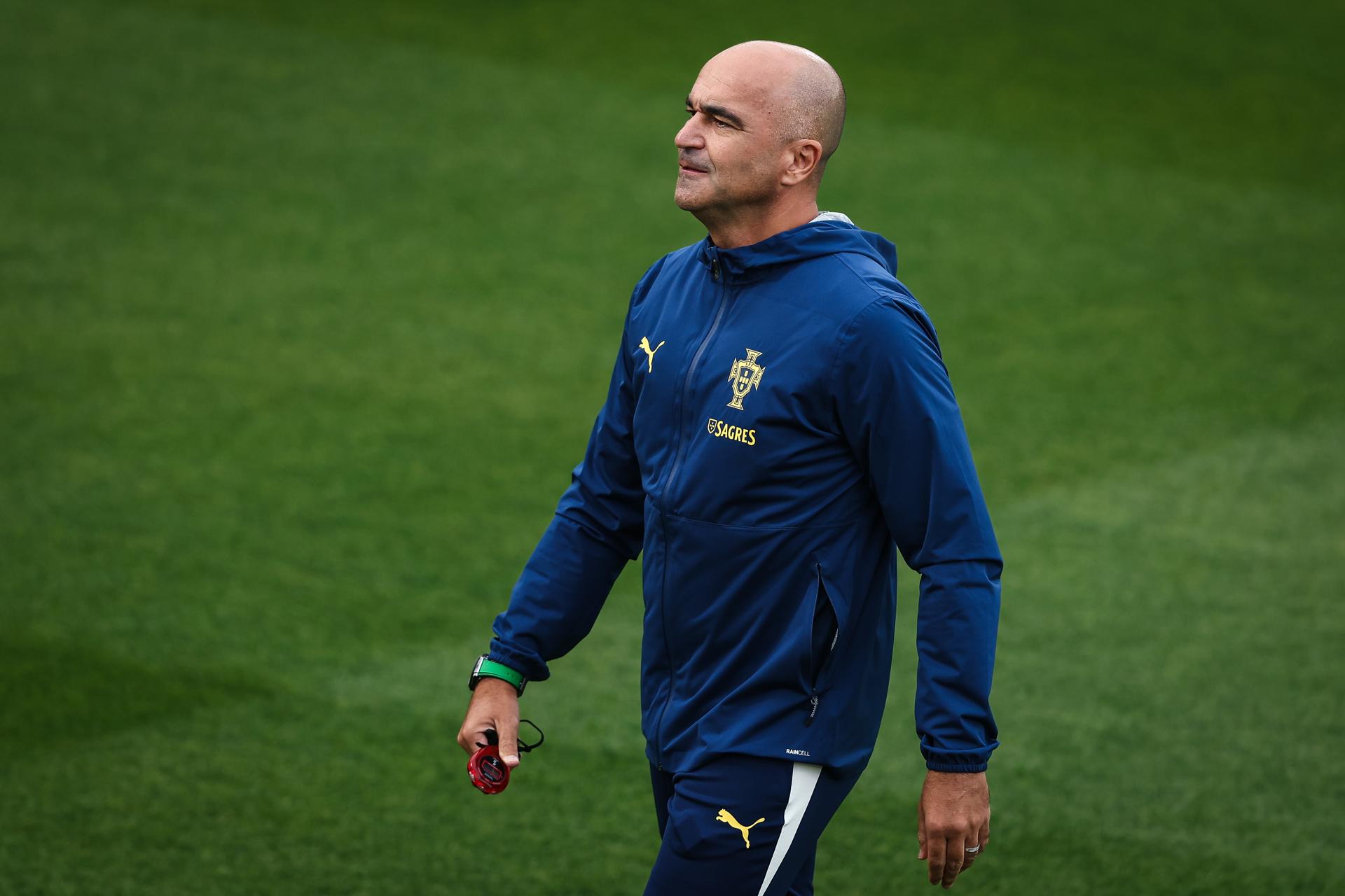 El seleccionador de Portugal, el español Roberto Martínez, durante un momento del entrenamiento de este miércoles. en Oeiras (Portugal). EFE/EPA/RODRIGO ANTUNES
