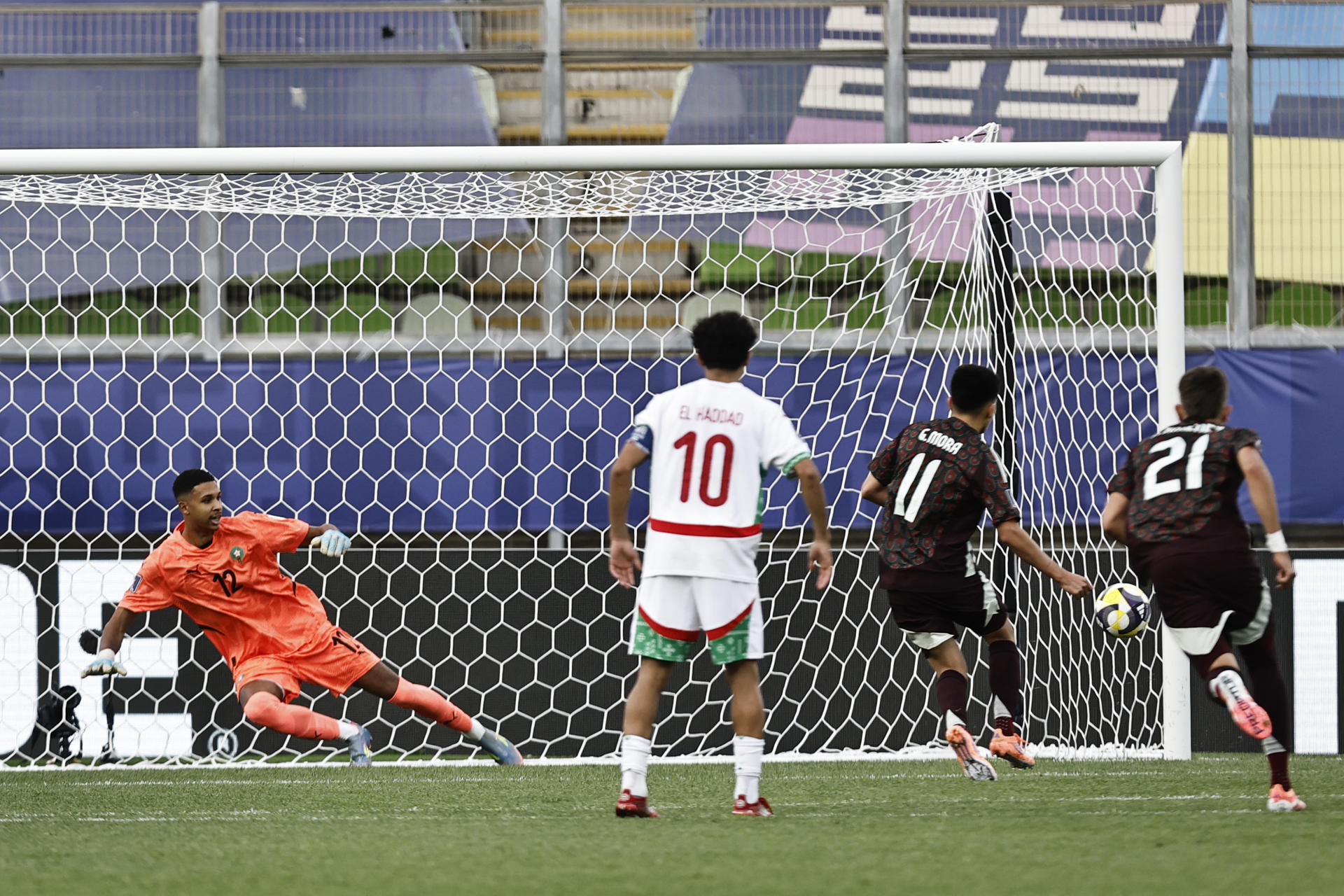 Gilberto Mora (2d) de México patea un penal este sábado, en un partido del grupo C de la Copa Mundial Sub-20. EFE/ Osvaldo Villarroel
