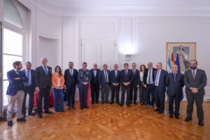 El ministro español de Política Territorial y Memoria Democrática, Ángel Víctor Torres (c), posa junto a integrantes de la delegación diplomática de España este miércoles, en Buenos Aires (Argentina). EFE/Juan Ignacio Roncoroni