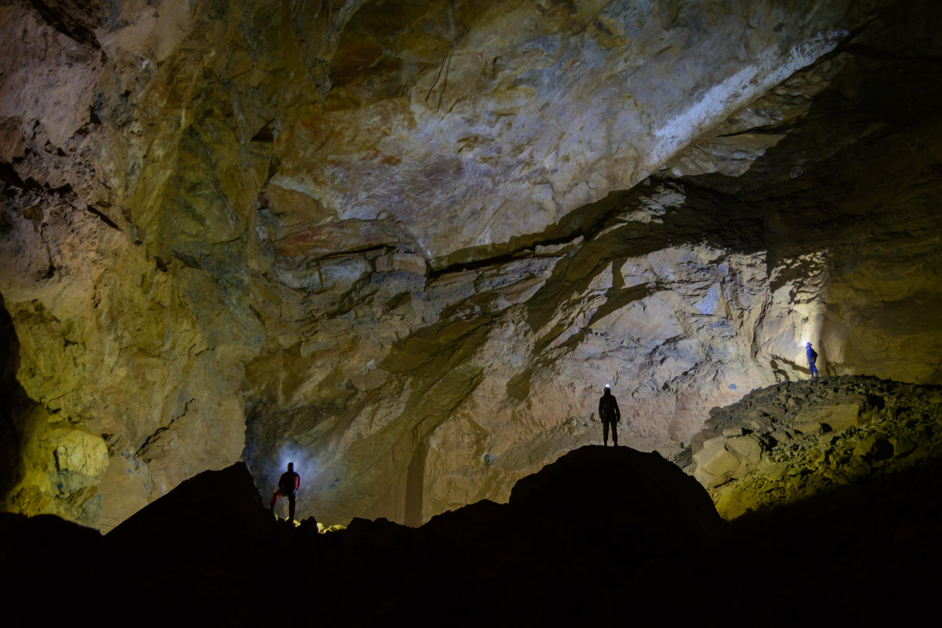 El hallazgo de una galería que conecta dos simas ya conocidas en el Parque Nacional de la Sierra de las Nieves, en Málaga, da lugar al sistema subterráneo más grande de Andalucía y uno de los más extensos del país: un complejo de 26.445 metros de desarrollo y un desnivel máximo de 955 metros. El Grupo de Exploraciones Subterráneas de la Sociedad Excursionista de Málaga (G.E.S. de la S.E.M.) ha confirmado la conexión física entre la Sima del Nevero (TO-39) y la Sima del Aire (TO-61) que da lugar al Complejo Nevero-Aire.EFE/Mancomunidad Sierra de las Nieves//SOLO USO EDITORIAL/SOLO DISPONIBLE PARA ILUSTRAR LA NOTICIA QUE ACOMPAÑA (CRÉDITO OBLIGATORIO)//