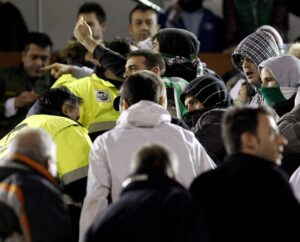 Fotografía de Esteban Cobo, en la que puede verse en una imagen de archivok del 8 de enero de 2014 a un grupo de aficionados del Racing de Santander que asaltó por la fuerza el palco de autoridades de El Sardinero. EFE