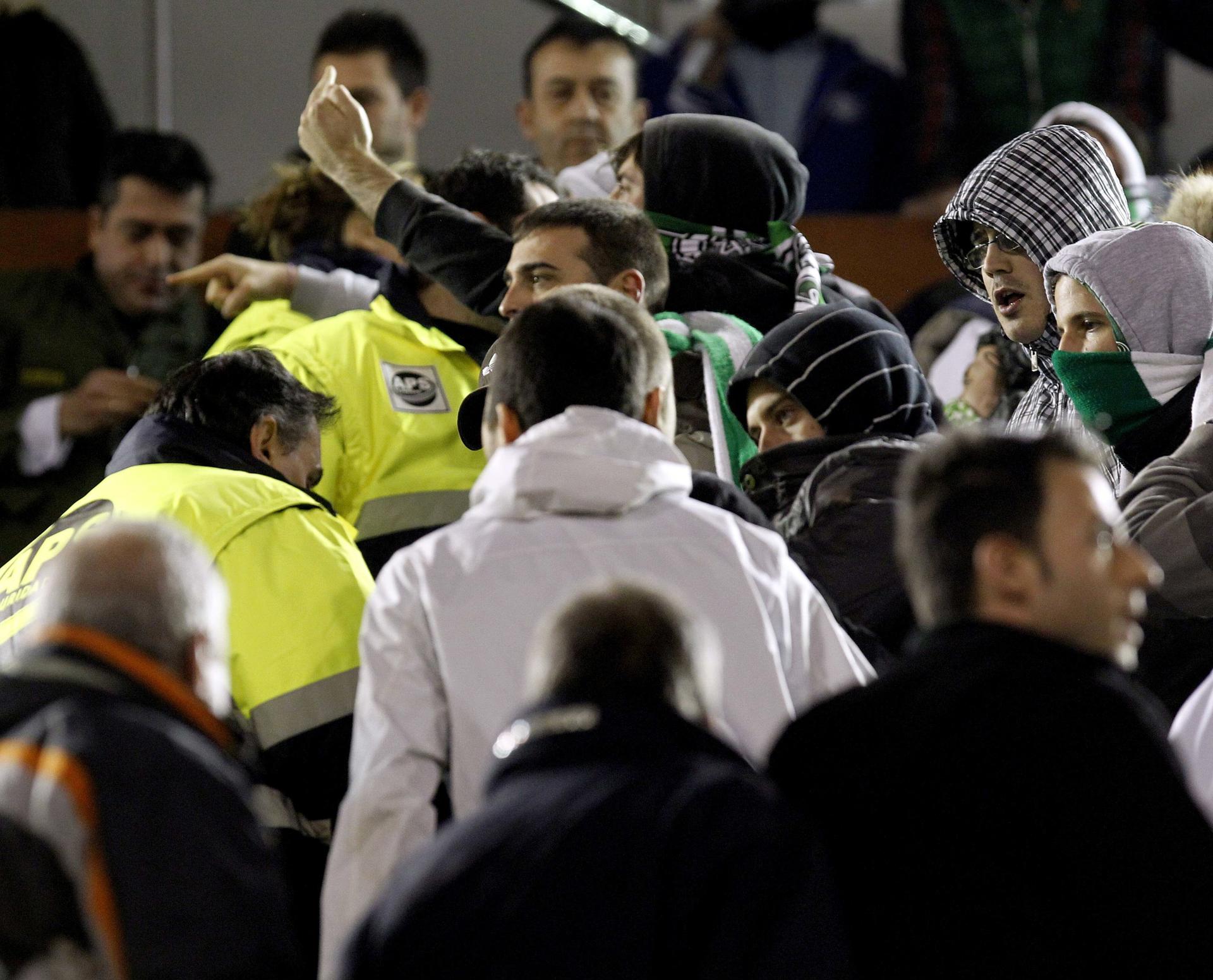 Fotografía de Esteban Cobo, en la que puede verse en una imagen de archivok del 8 de enero de 2014 a un grupo de aficionados del Racing de Santander que asaltó por la fuerza el palco de autoridades de El Sardinero. EFE