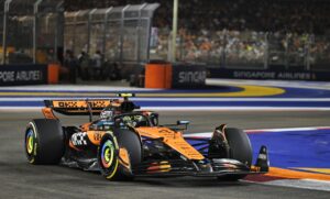 El piloto británico McLaren Lando Norris conduce su MClaren en el Gran Premio de Singapur) EFE/EPA/TOM WHITE