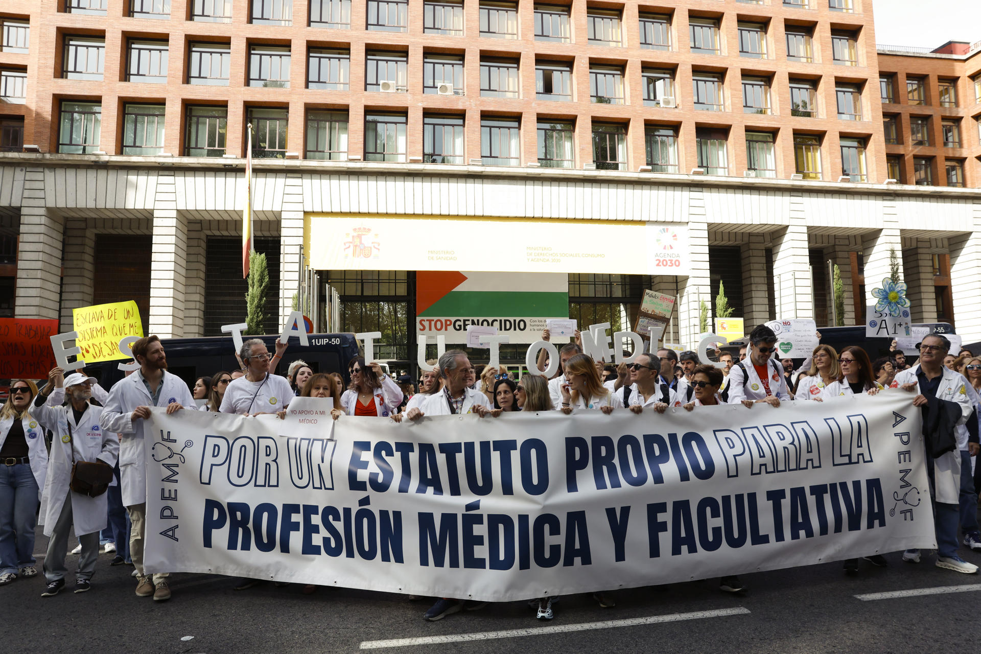 Llegada al Ministerio de Sanidad de la manifestación de los médicos del Sistema Nacional de Salud durante la segunda huelga este viernes en Madrid para protestar por la propuesta del Ministerio de Sanidad para reformar el Estatuto Marco que regula las condiciones laborales de los profesionales sanitarios. EFE/ Javier Lizón