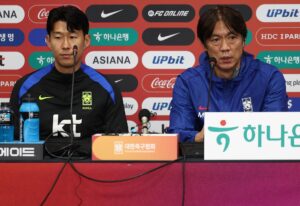 El seleccionador de Corea del Sur, Hong Myung-bo (DCH), y el capitán Son Heung-min durante la rueda de prensa previa al amistoso ante Brasil. EFE/EPA/YONHAP SOUTH KOREA OUT