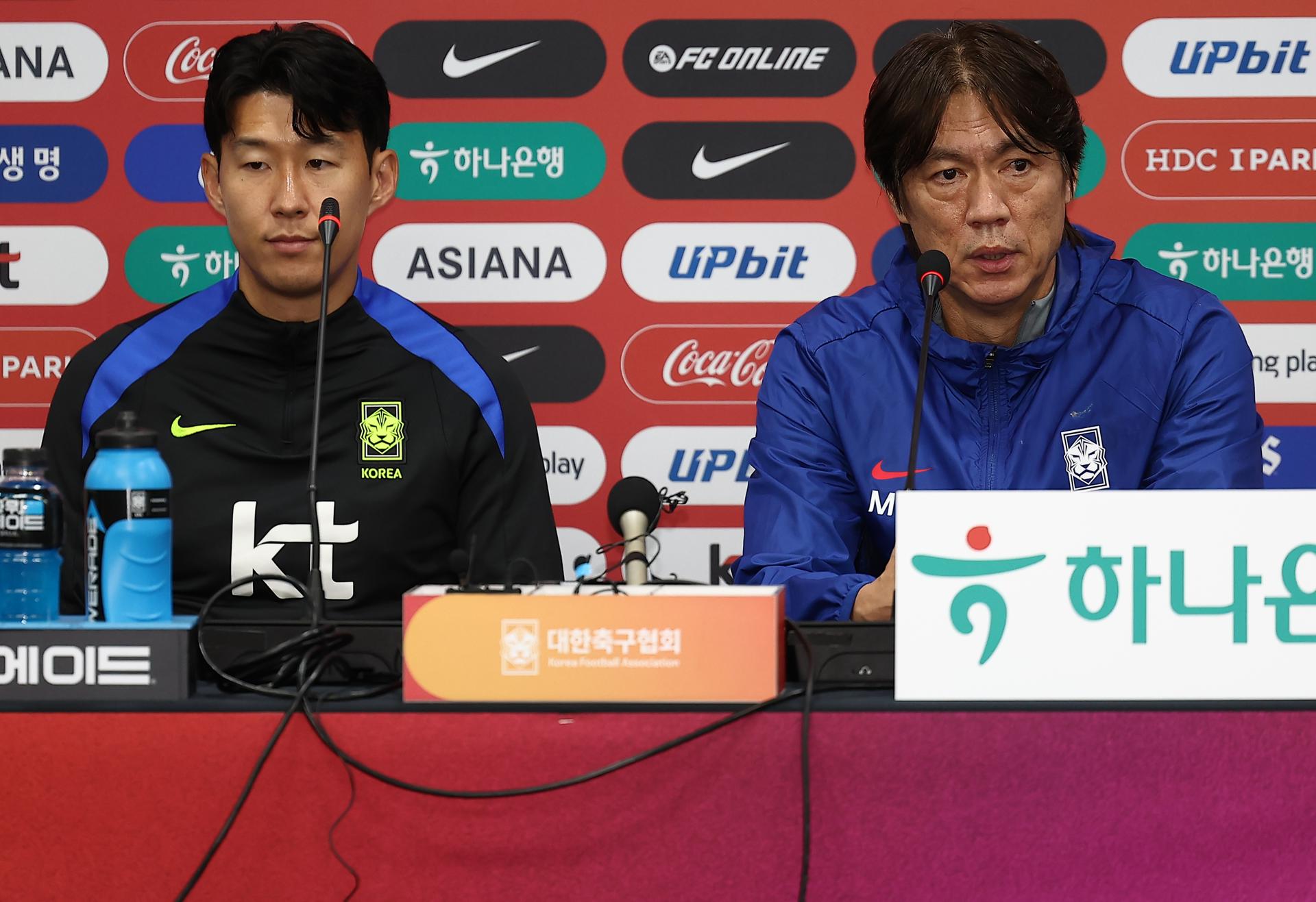 El seleccionador de Corea del Sur, Hong Myung-bo (DCH), y el capitán Son Heung-min durante la rueda de prensa previa al amistoso ante Brasil. EFE/EPA/YONHAP SOUTH KOREA OUT