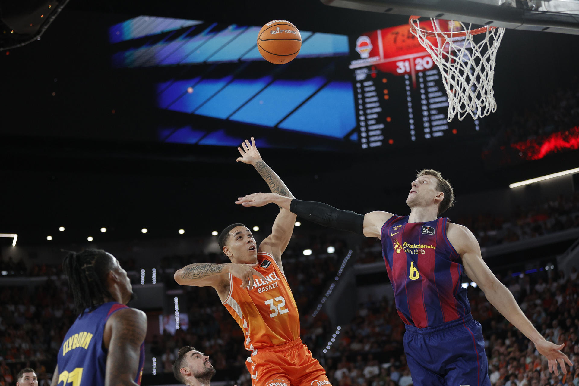 I. Nogués del Valencia Basket, y J. Vesely del Barcelona, durante el partido de la jornada 1 de la Liga Endesa, este domingo en Valencia.-EFE/ Manuel Bruque
